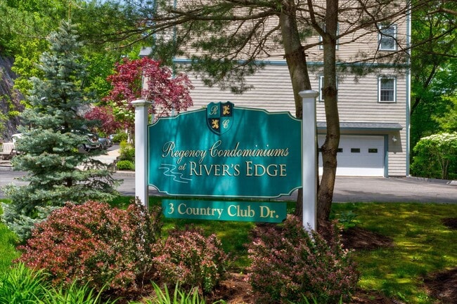 Building Photo - 3 Country Club Dr