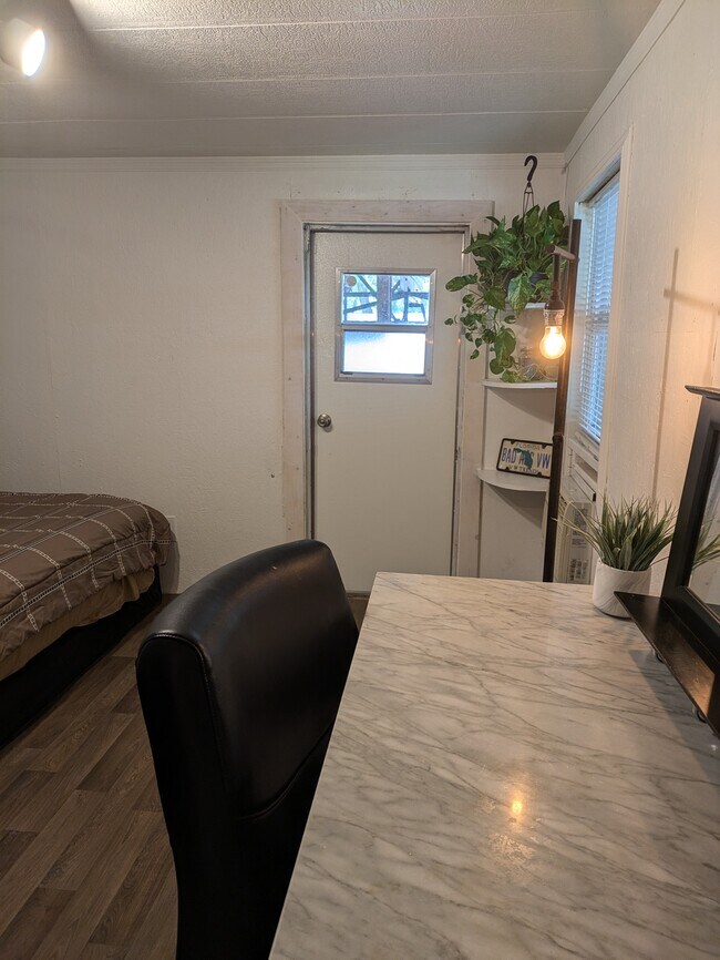 Seperate Entrance - 9838 Lake Dr