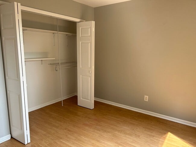 Building Photo - 2 Bedroom Condo---Ready for Move in!