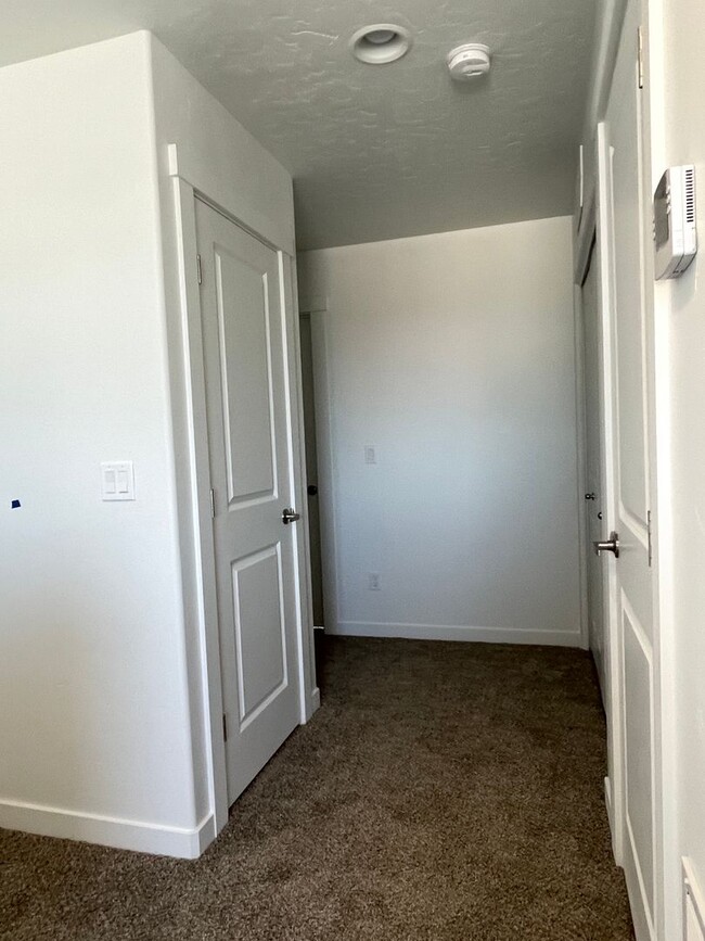 Building Photo - Newer 2-bedroom Townhome