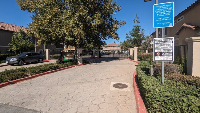 Building Photo - Large condo available for rent