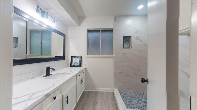 Building Photo - 811 Devonport Ln