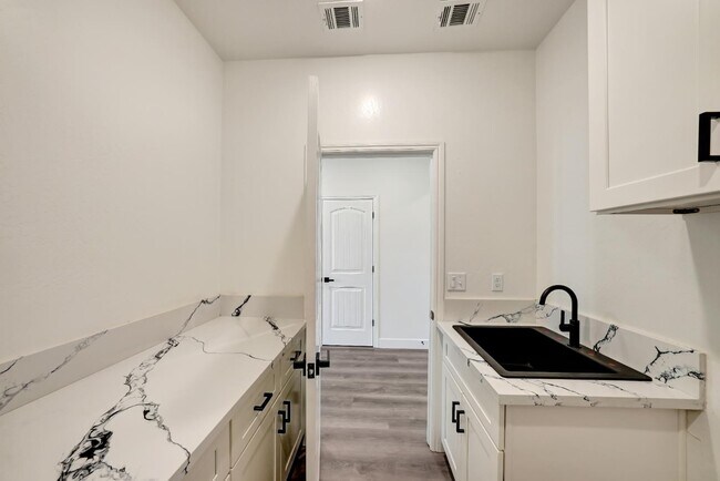 Building Photo - 168 N Falcon Ave