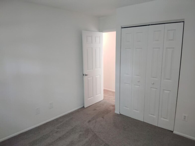 Building Photo - 300 Oakway Ct
