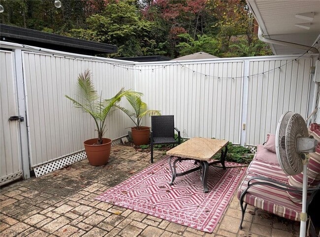 Building Photo - 7094 Stonington Dr NE