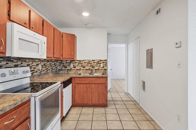 Building Photo - Nicely updated 2 bed/ 1 bath + Den near Sa...