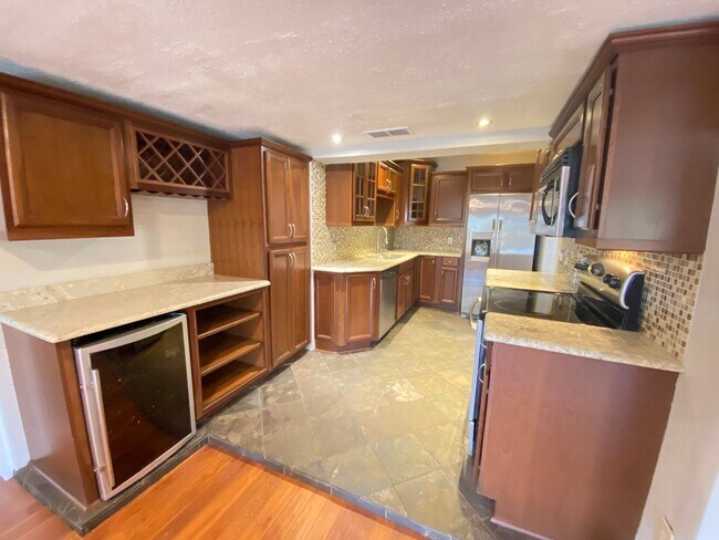 Building Photo - 3/2 single family home minutes from Lake E...