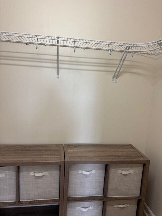Building Photo - Renovated Townhouse in The Pinnacle Subdiv...