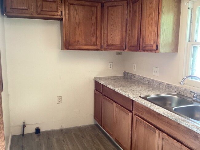 Building Photo - 5 Bedroom Single Family Home w/ Garage