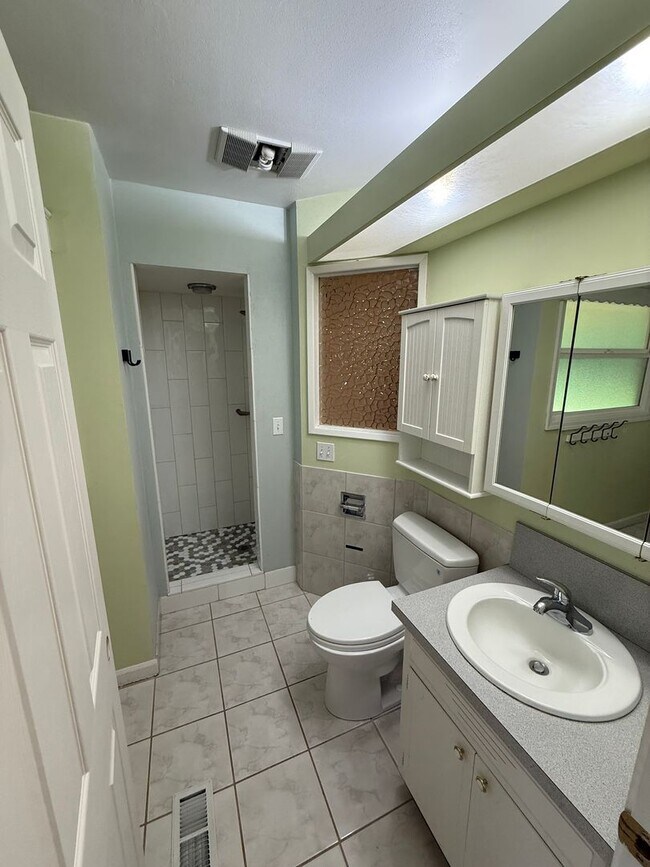 Building Photo - Entertainer’s Dream in NE Portland – Fully...