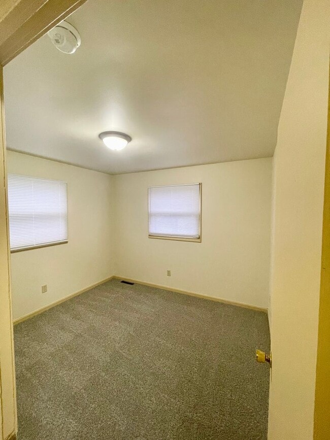 Building Photo - Spacious Two Story with 4 Bedrooms