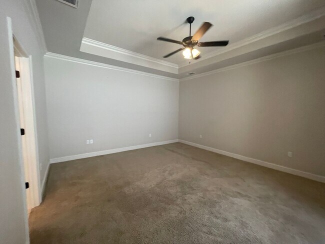 Building Photo - 3 Bedroom House off Nicholson with Community Pool