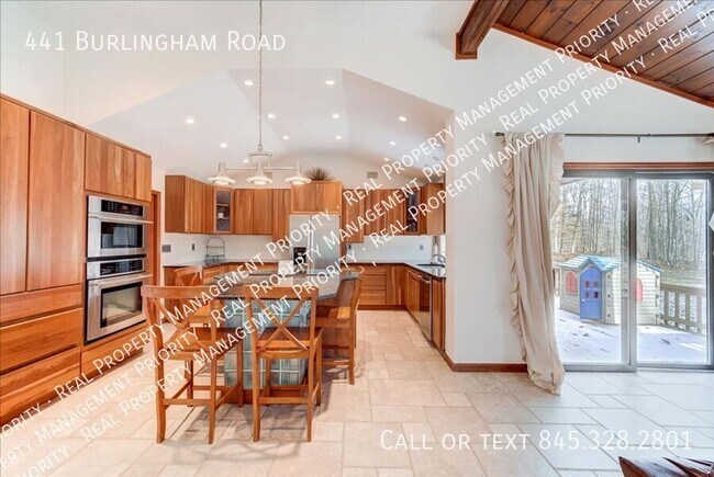 Building Photo - 441 Burlingham Rd