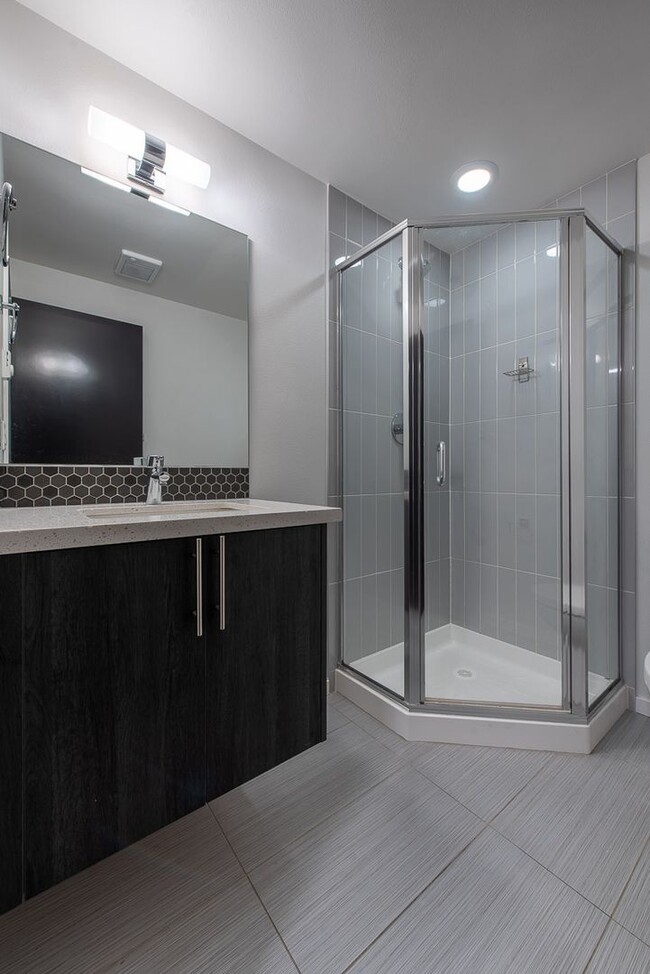 Building Photo - Modern New Construction Townhome | EV Park...