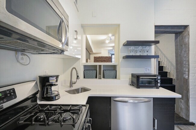 Building Photo - 1423 Q St NW