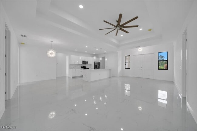 Building Photo - 708 Poinsettia Ave