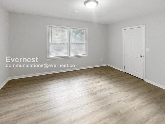 Building Photo - 1 Bed, 1 Bath Home with Off-Street Parking / Pet-Friendly / Coming Soon!