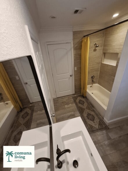 Building Photo - 1345 NE 5th Terrace