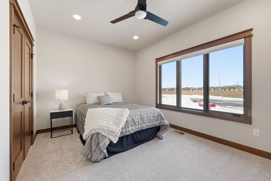 Building Photo - 2701 W Oak Hill Dr