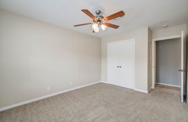Building Photo - 402 Bendwood Dr