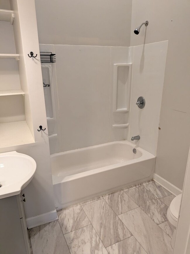 Building Photo - Oversized one bedroom 2nd floor apartment with A/C!