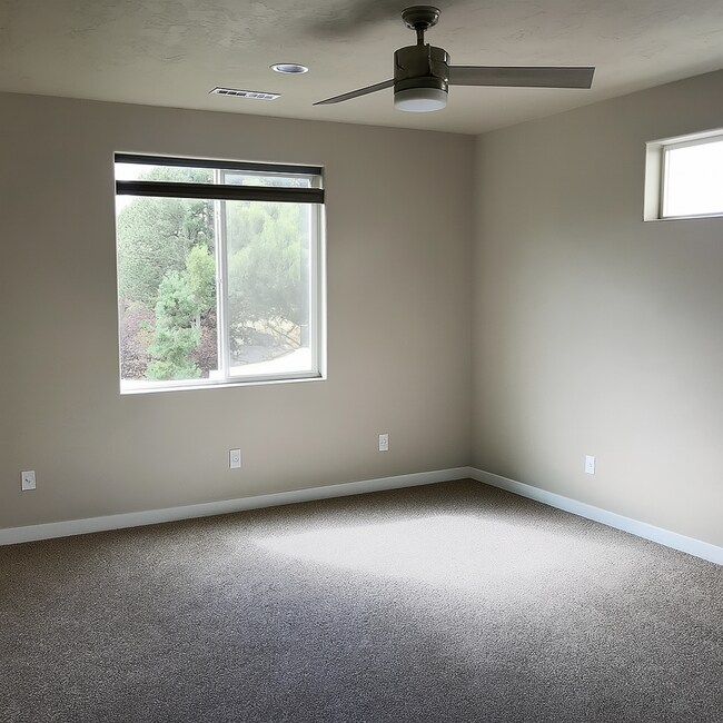 Building Photo - Gorgeous single-level 3x2 with fully fence...
