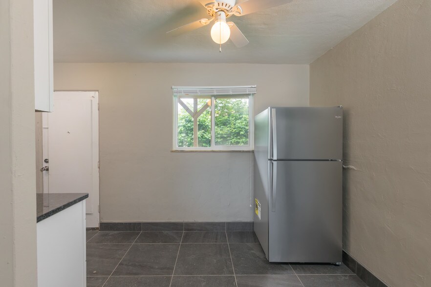 Building Photo - 464 E Norwich Ave