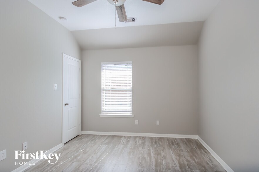Building Photo - 240 Country Crossing Cir