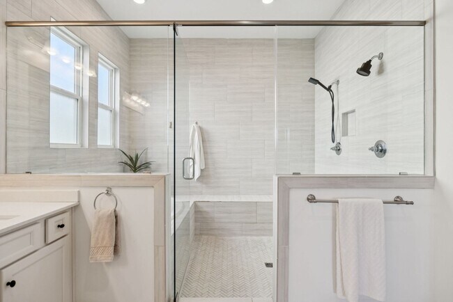 Building Photo - Luxurious living space *Fully furnished an...