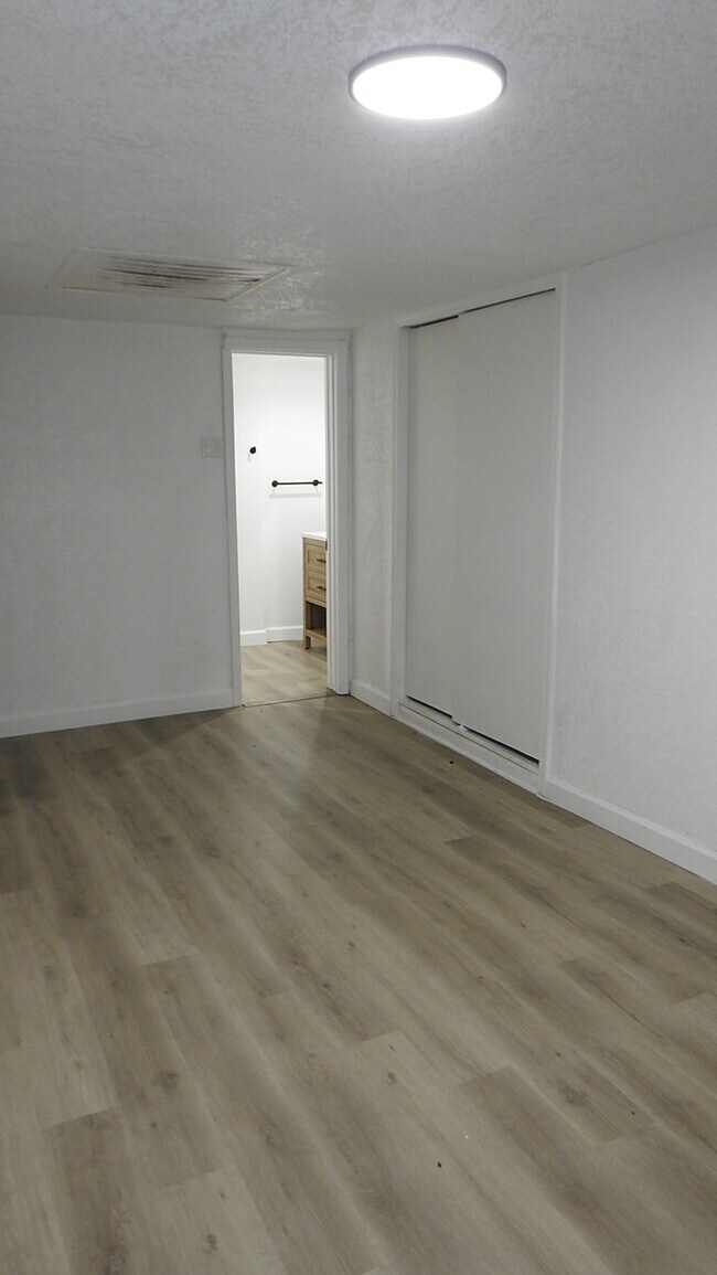 Building Photo - Newly rehabbed fully rehabbed 4 bed 2 bath...