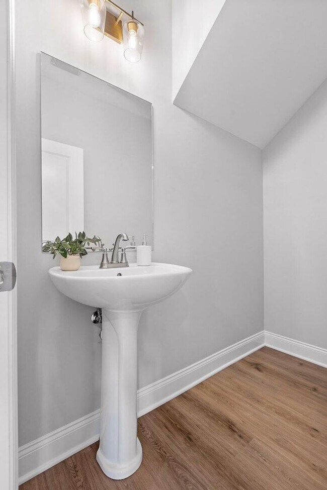 Building Photo - NEW 2 Bedroom Townhome in Cleveland!