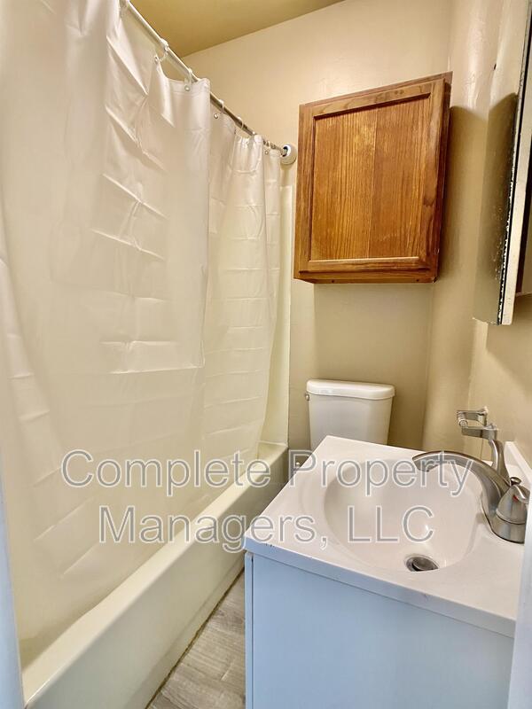 Building Photo - 517 E 4th St