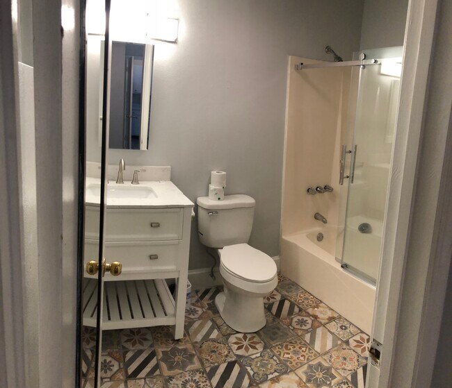 Building Photo - 2415 Saint Charles Ave