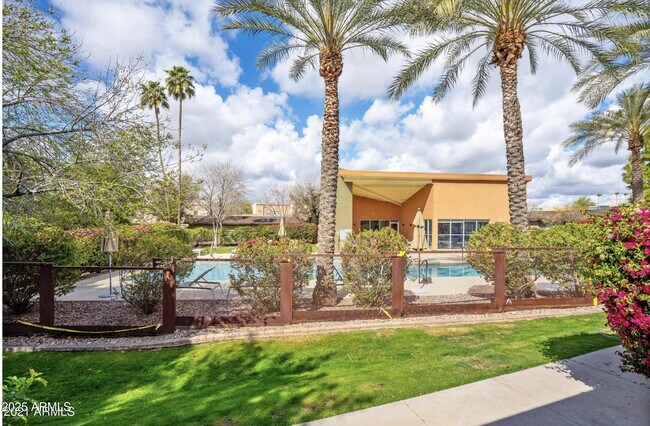 Building Photo - 1850 E Maryland Ave