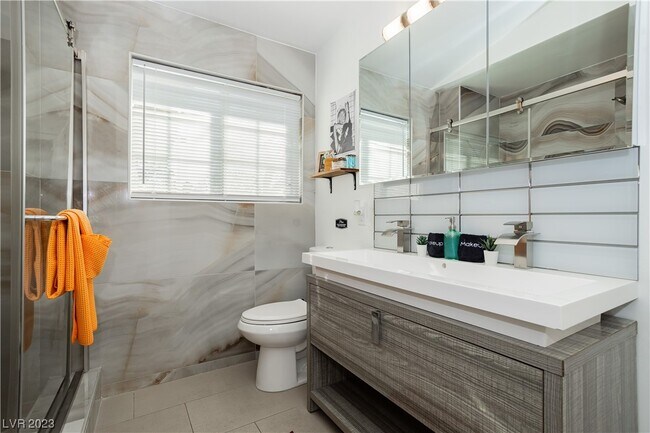 Building Photo - 2205 Santa Paula Dr