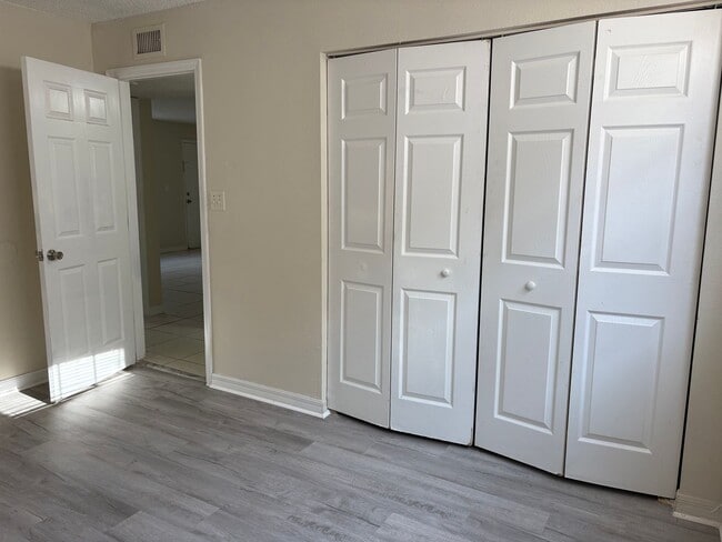 Building Photo - Price Reduced!! 2bed/1bath condo ready Sep...