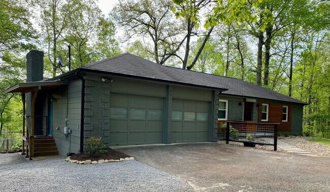 Building Photo - East AVL - Mid Century Modern Beauty in Botany Woods!
