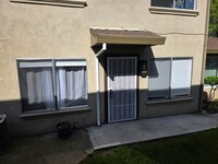 Building Photo - Updated 2 Bedroom, 1.5 Bath Townhouse-Styl...