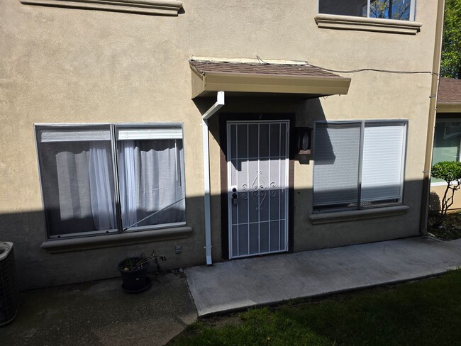 Primary Photo - Updated 2 Bedroom, 1.5 Bath Townhouse-Styl...