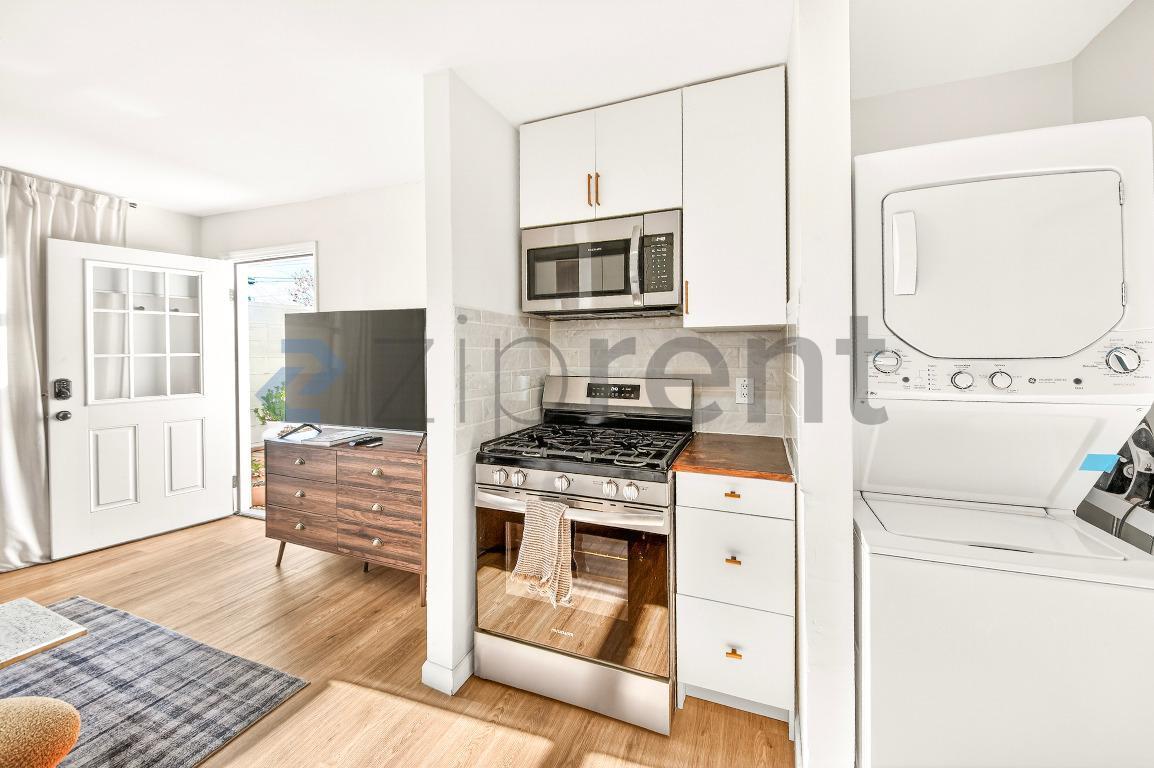 Building Photo - 12877 Borden Ave