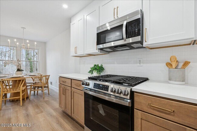 Building Photo - 18 Oak Knl Dr