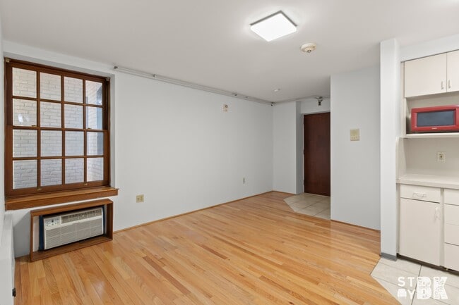 Building Photo - 8-10 Clark Street