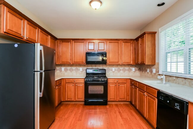 Building Photo - 745 Friars Head Dr NE