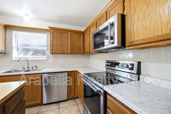 Building Photo - 832 Dimrock