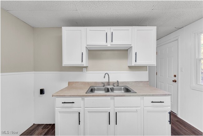 Building Photo - 4428 E 142nd St