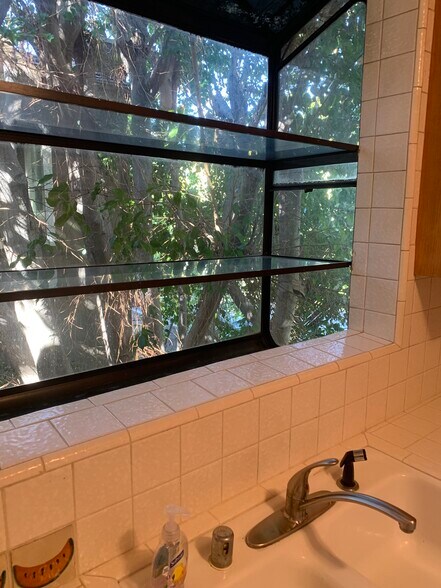 Building Photo - 412 N Doheny Dr