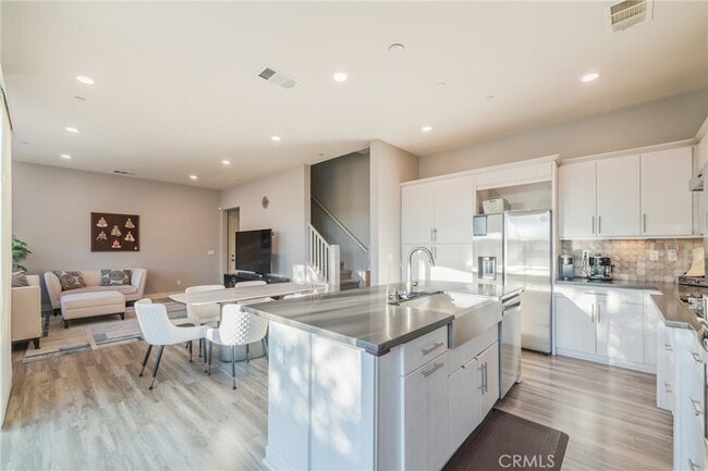 Building Photo - 102 Spectacle