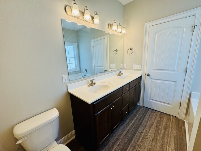 Building Photo - 211 Copperwood Lp