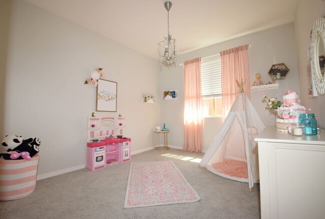 Building Photo - Beautiful single level 4 bedroom 2.5 bath Gilbert home.