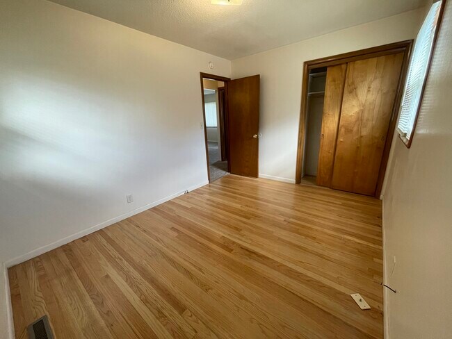 Building Photo - 2208 Chanticleer St